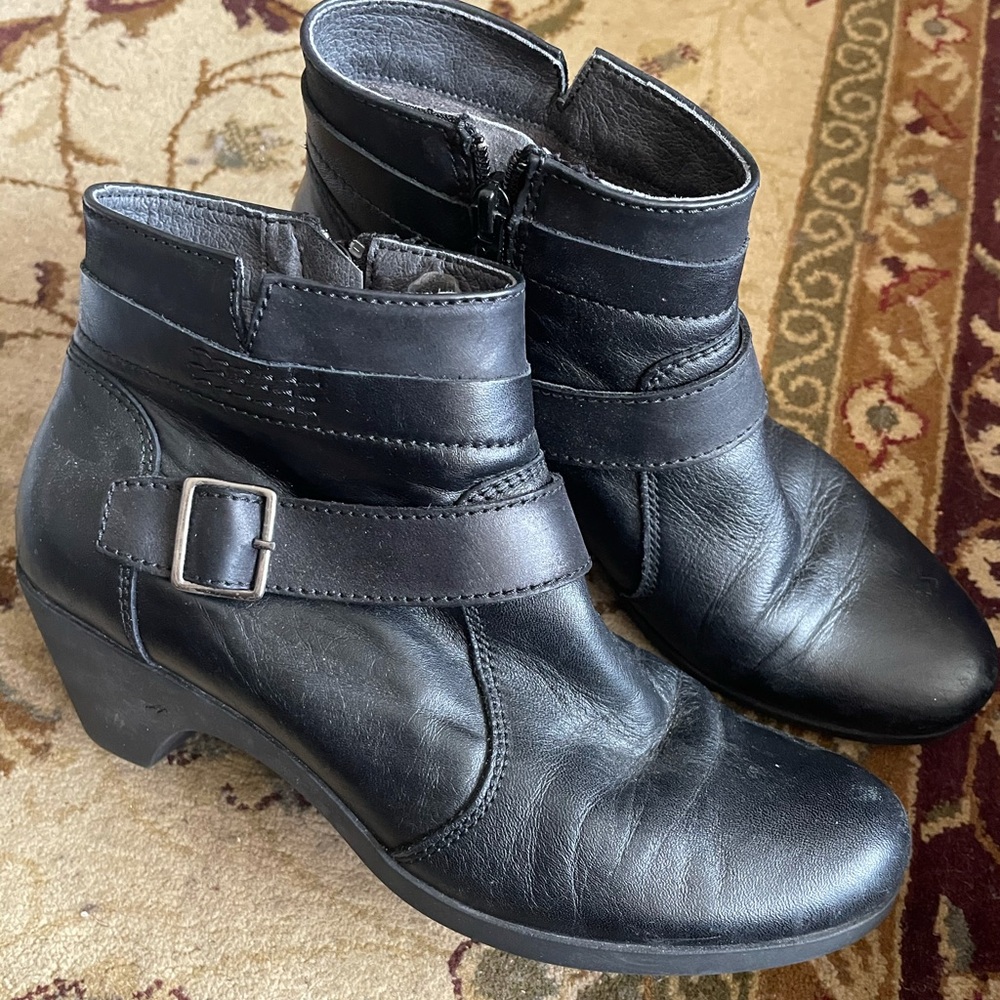 Fluchos Femme Black Leather Ankle Booties